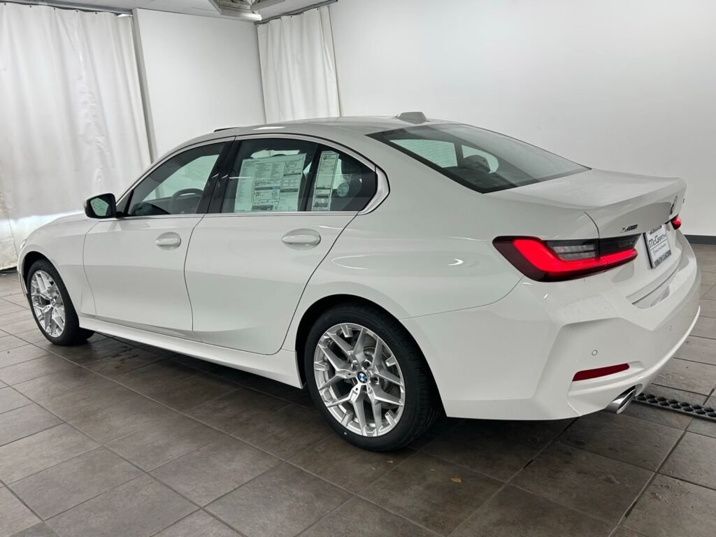 2020 BMW 330i xDrive — view 3
